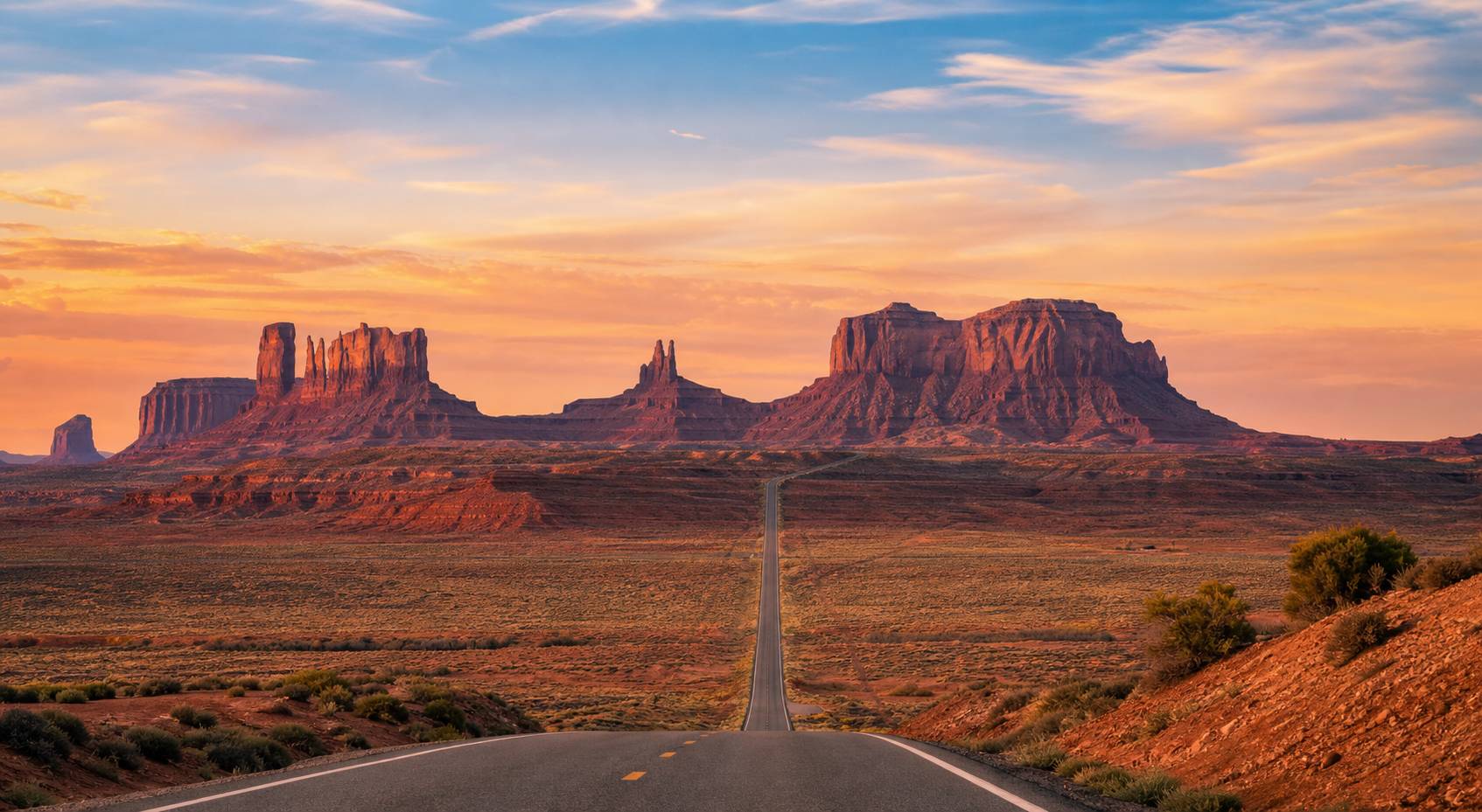 Route déserte dans Monument Valley au coucher du soleil, voyage d'aventure