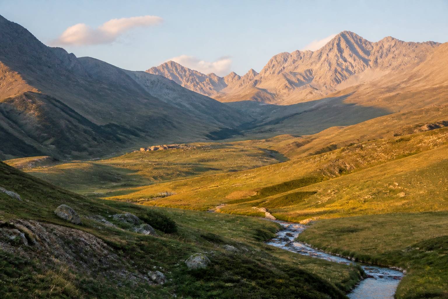 Vallée de montagne des Hautes-Alpes avec alpages et sommets rocheux