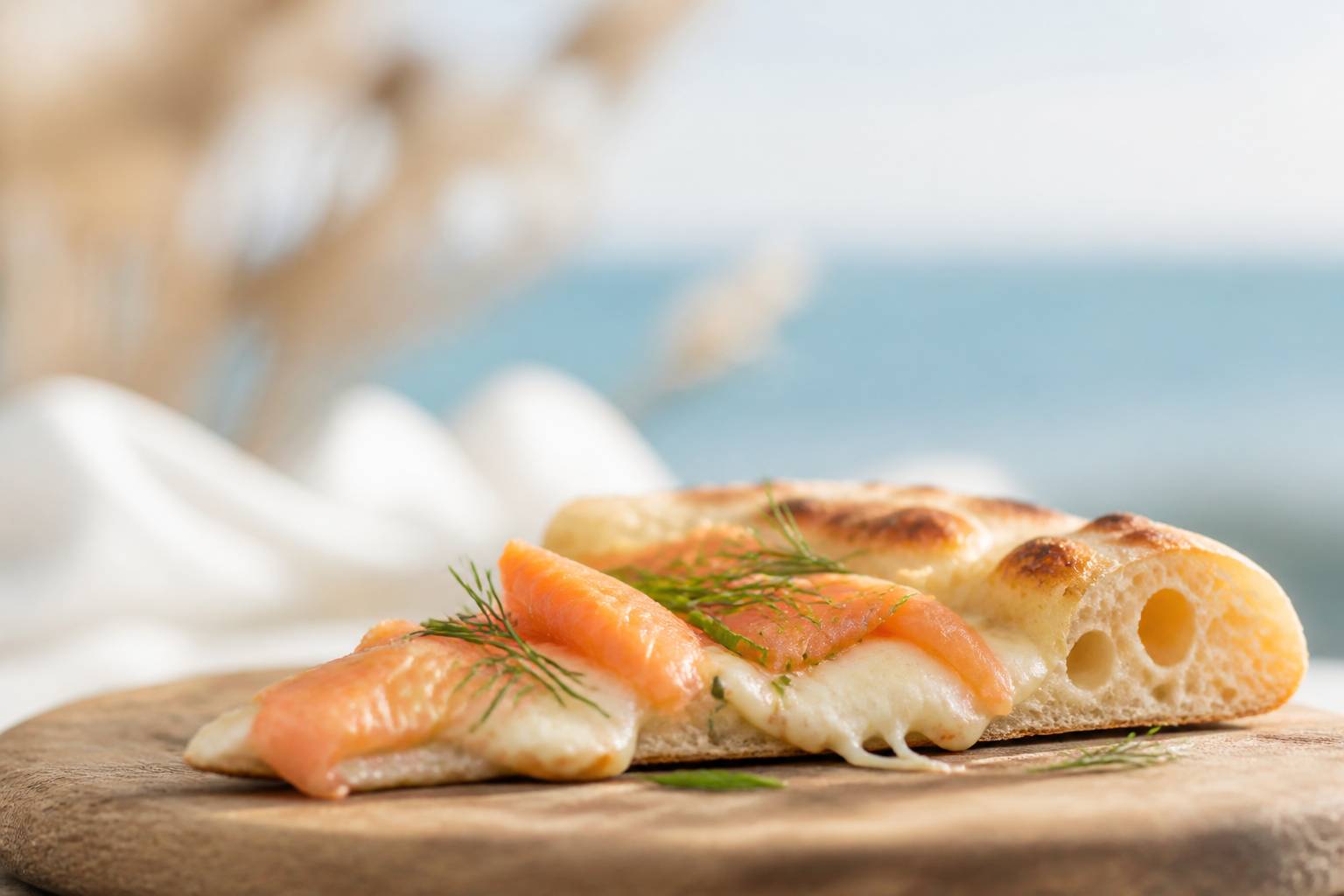 Part de pizza au saumon avec une pâte alvéolée et des herbes fraîches