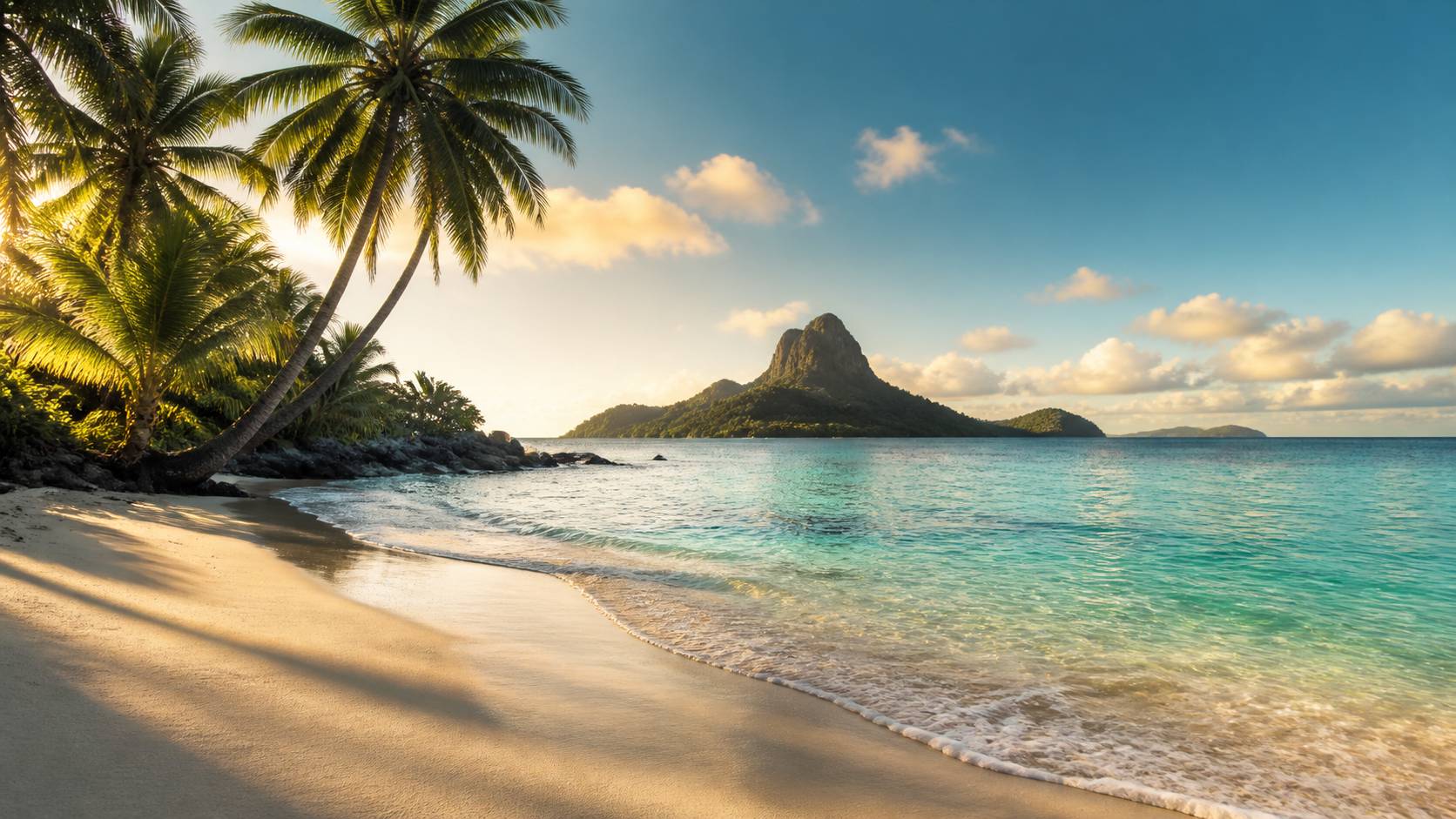 Plage tropicale avec eau turquoise, sable blanc et cocotiers sous un ciel clair